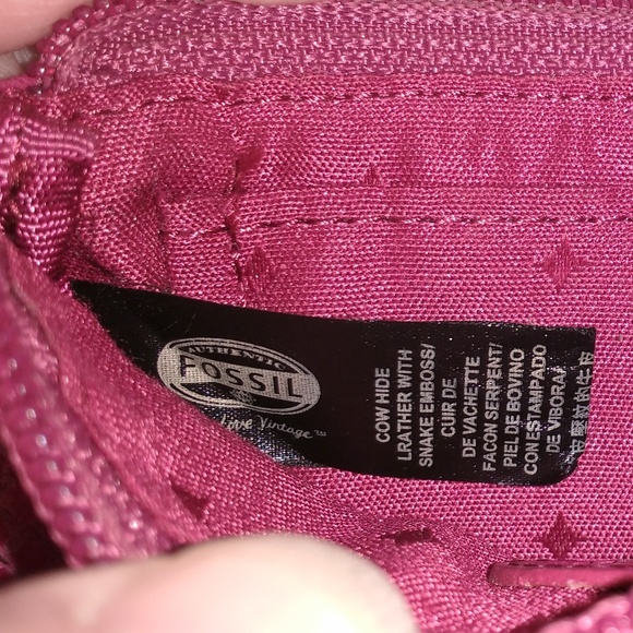 Fossil Fuchsia Snake Skin Embossed Leather ID Case - Picture 5 of 7